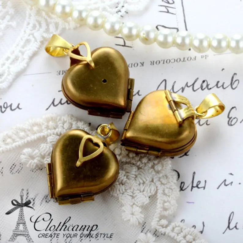 2pcs Victorian Raw Brass Folding Heart Locket Charms Pendants/open into a clover / holding 4 photos(LOCK-75)